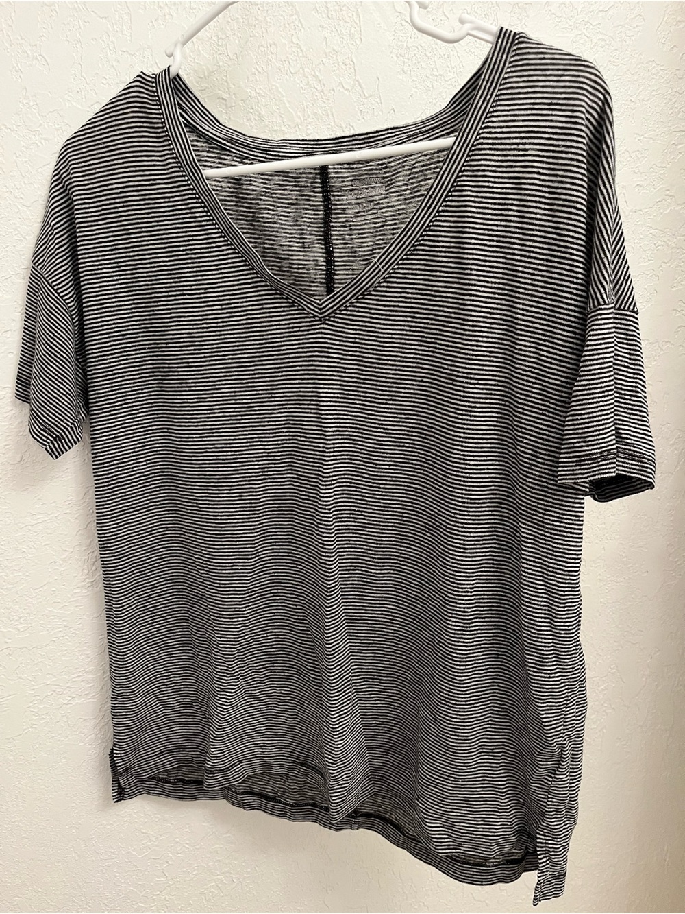 Old Navy Black & White Striped V-Neck Short Sleeve Tee